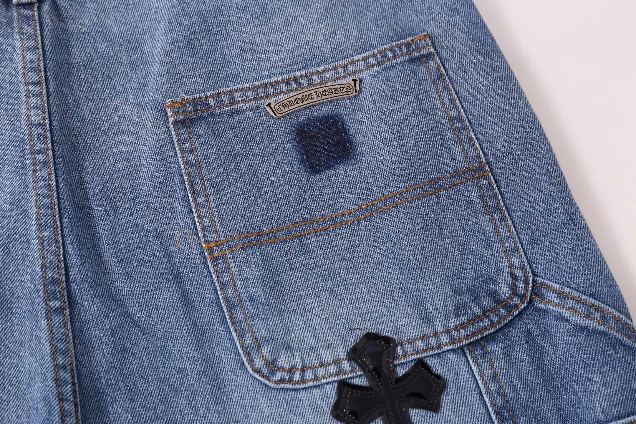 P260 Style No.: H881 Chrome Heart & Chrome Heart Blue Pants Black Metal Cross Work Jeans ChromeHearts#Design Jeans Invincible Texture Ceiling-Level Jeans Hard to Find at the Counter‼ ️ Cross patchwork leather jeans, top-notch heavy-duty washing process, calfskin laser-cut cross, distressed silver hardware, straight version to make the upper body slimmer, that lesbian style Color: blue Size: 28-30-32-34-36